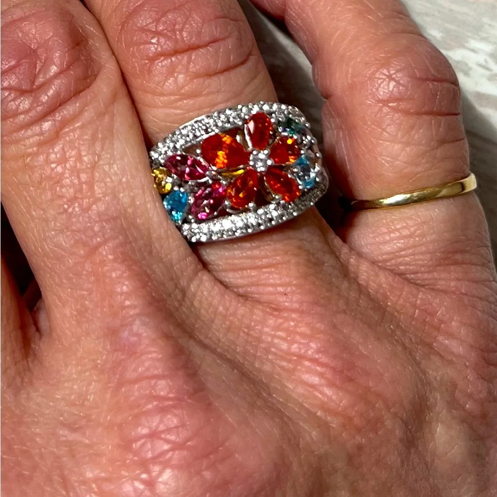 Flower ring sterling silver. Perfect Spring pop of pretty for your finger Size 7 - Picture 4 of 8